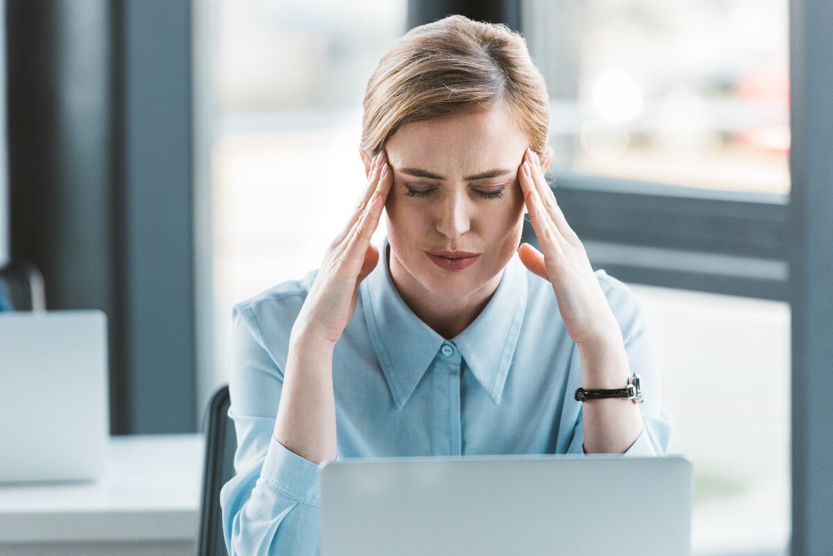 https://ru.depositphotos.com/193048206/stock-photo-businesswoman-suffering-headache-while-working.html