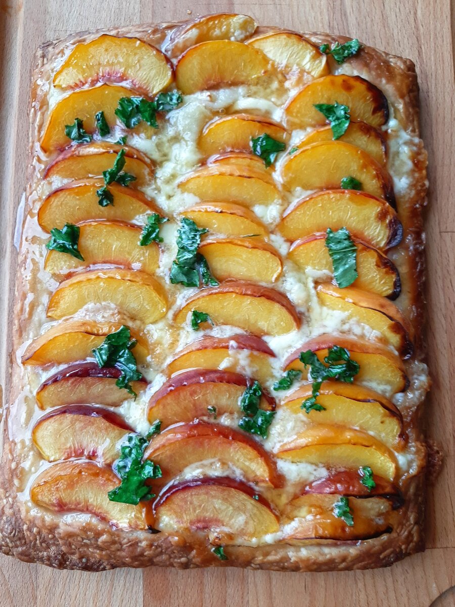 Пирог с сыром бри и нектаринами