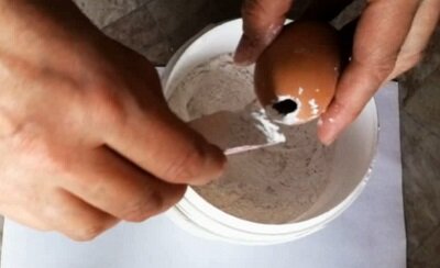 фото автора. Заготовку хорошо просушить и заделать отверстие. Далее обезжирить и покрасить краской на 2-3 слоя. Так основа получается прочная: я случайно уронила такое яйцо и оно не разбилось.