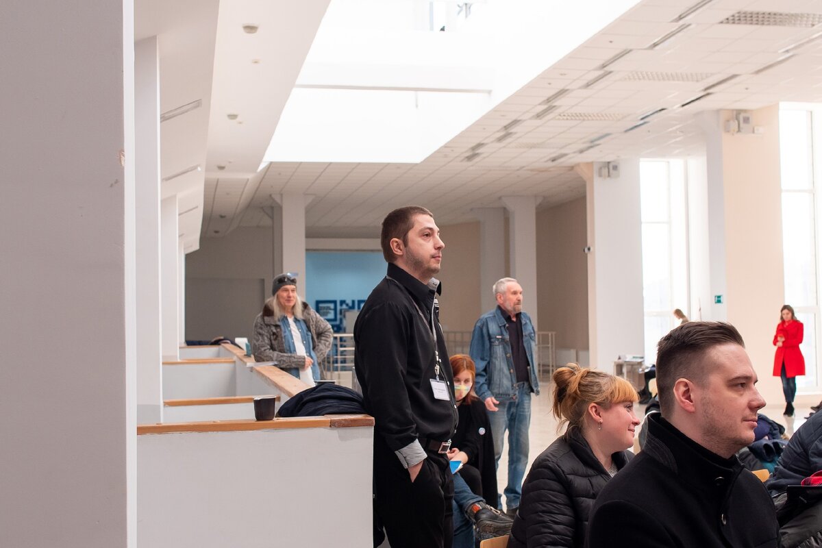 Оратор. Выступает собственное. Деловая конференция. Спикер оратор. Выступает собственное.