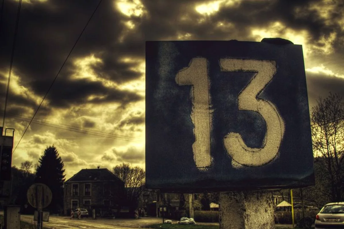 13 число рабочее. Дверь с номером 13. Вывеска на деревянном фоне. Номерные таблички деревья. Что обозначает число 13.