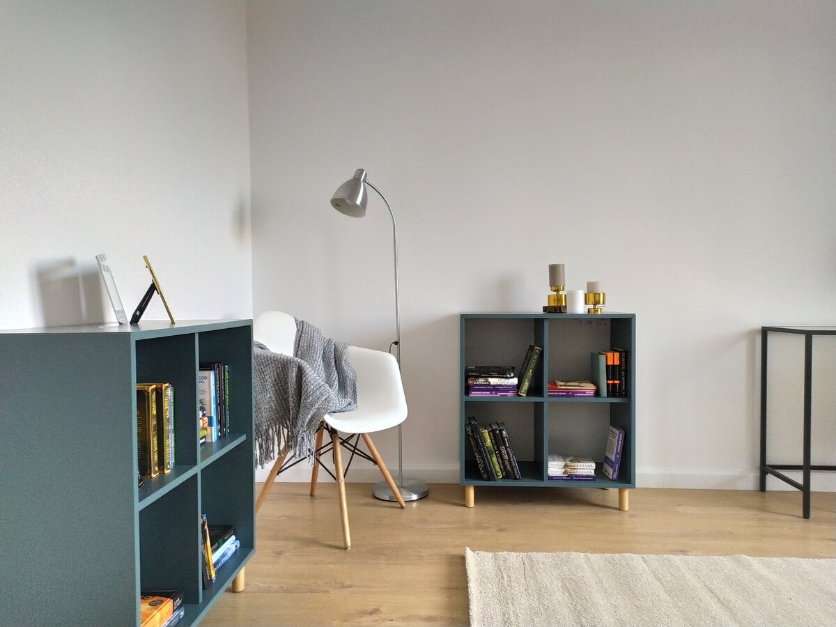 Пространство не обязательно разделять перегородками, можно действовать проще — зонально расставить имеющуюся мебель. 