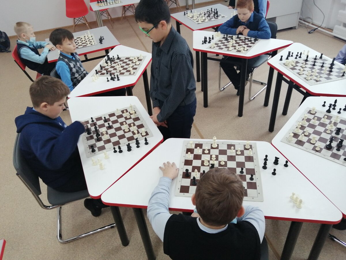 Ученик 6Б класса Карапетян Александр провёл сеансы одновременной игры