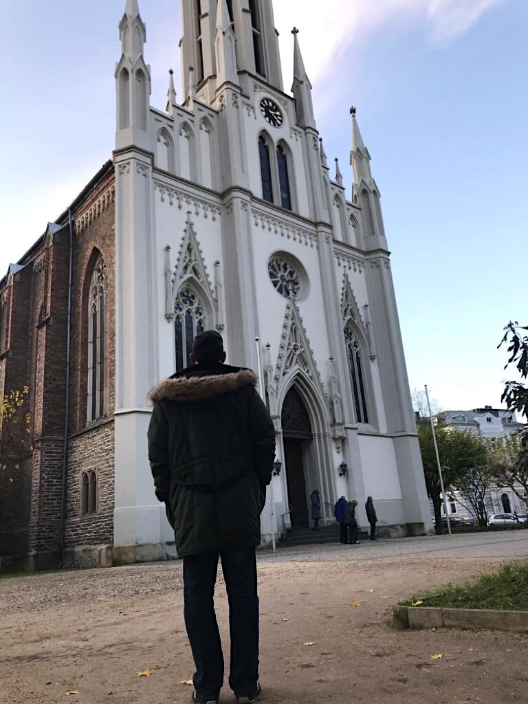 Мой друг Александр. Намеренно не выставляю его фотографии, поскольку считаю это личным. В конце статьи есть информация о выпуске передачи "Давай поженимся", где он стал главным героем-женихом.