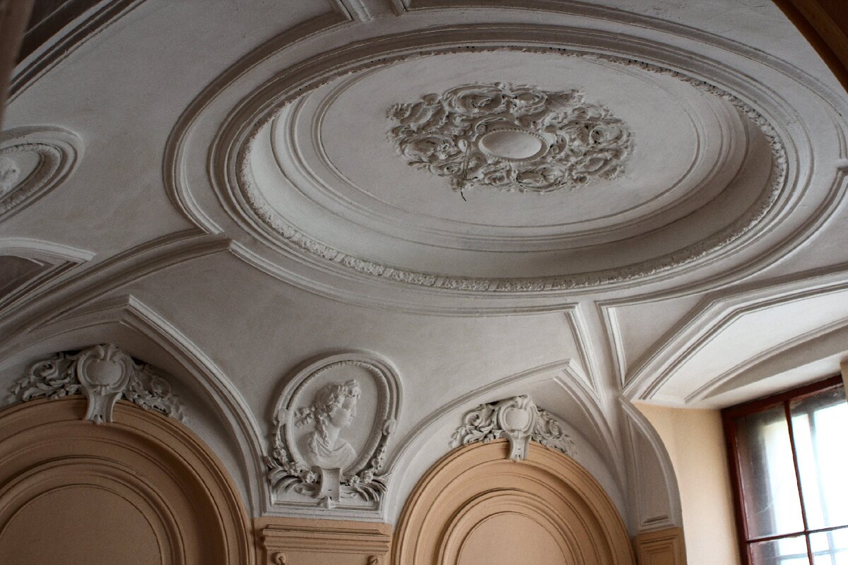 Потолок лестничной площадки первого этажа. Фото 2021 года