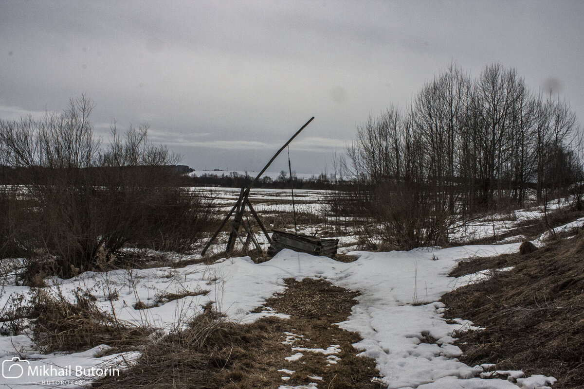 Старый покосившийся колодец.