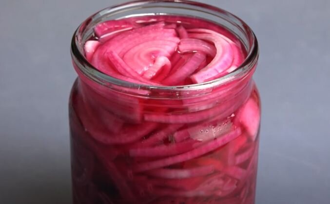 Канал кухня наизнанку  учит как правильно маринованный лук  для шашлыка или салатов  рецепт быстрый, приготовленный в домашних условиях. .Кухня Наизнанку Кухня Наизнанку заготовки на зиму Заготовки Три ингредиента Шашлыки