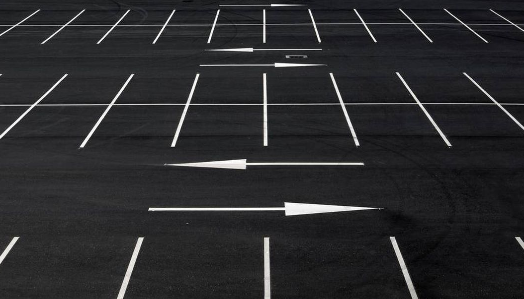 Разметка на парковках — можно ли по ней ездить?