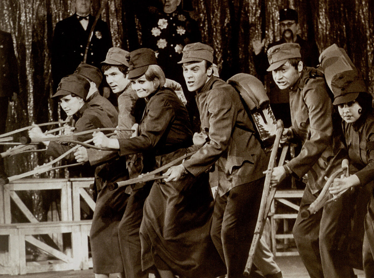 Сцена из спектакля „Иосиф Швейк против Франца Иосифа“