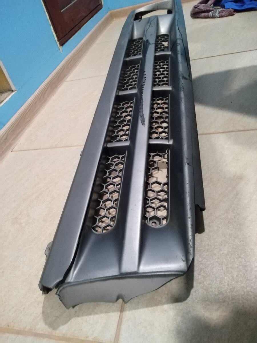 Решетка была после не значительного ДТП. 