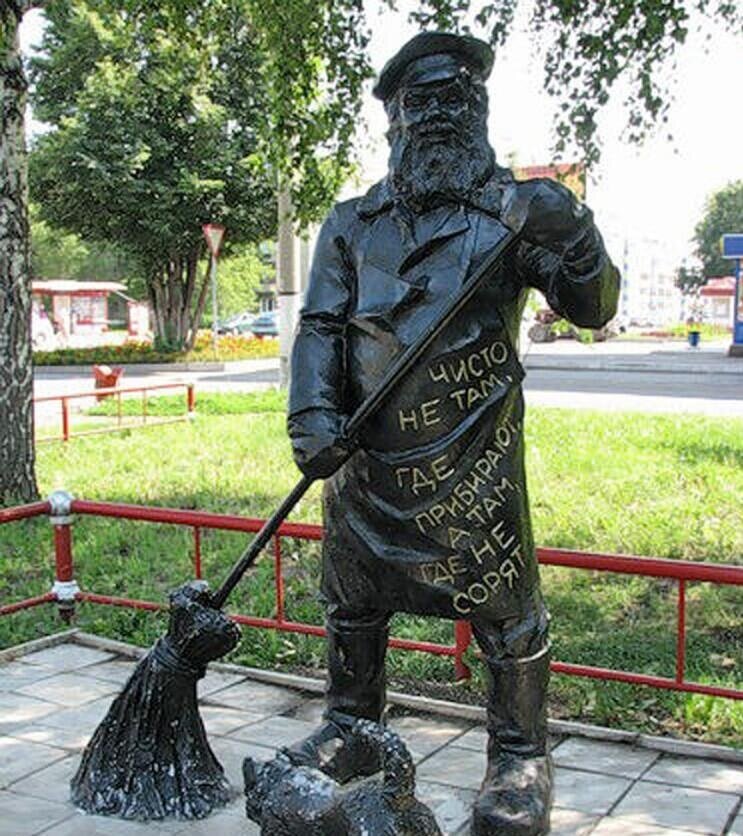 Памятник дворнику в г. Салават
