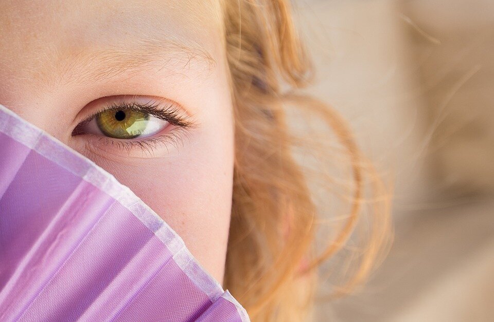 нужно cfot смотреть в глаза маленьким детям и родителям