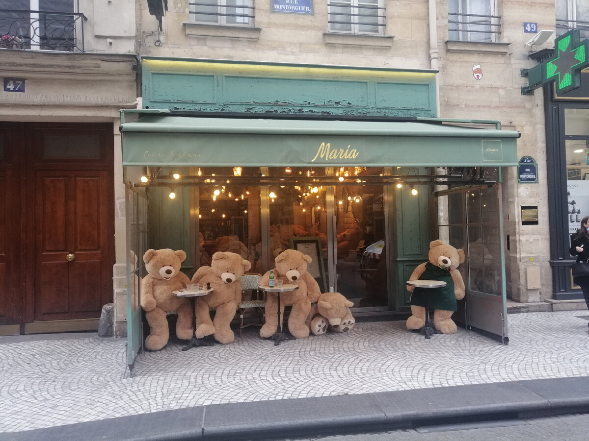 Плюшевые мишки на улице Монторгей