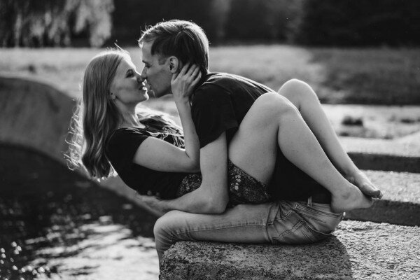 Поцелуи - это один из способов укрепить доверие и близость, которые помогают им оставаться вместе надолго.