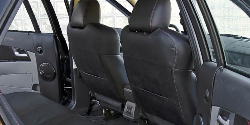 Салон получился выдающимся – даже лучше люкс версии «Приоры». В базовой комплектации уже стояли деревянные вставки в «торпеде» и центральной консоли, обшивка везде, особенно на дверных картах стала очень приятной с ровной строчкой, но пластмасса осталась все той же – жесткой «с рисунком».