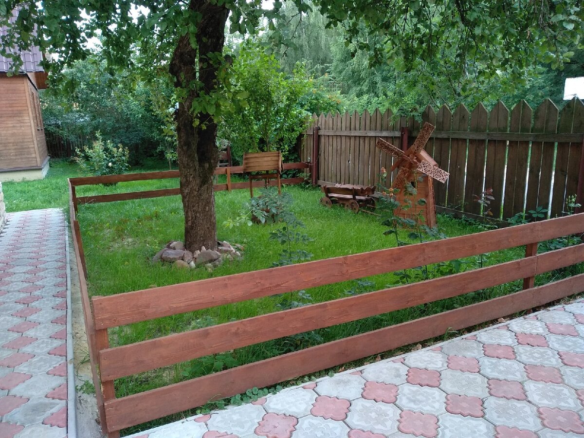 Зона огорожена и смотрится в едином стиле в фигурками