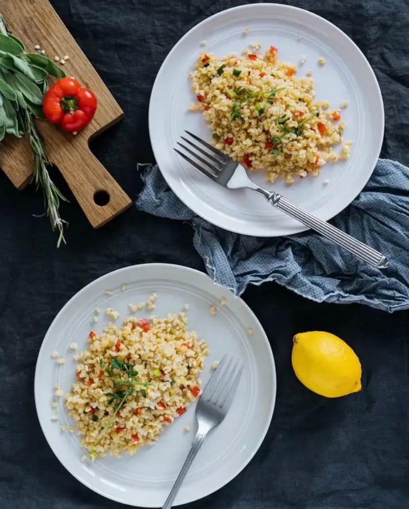 Булгур - это крупа из обработанной кипятком, высушенной и раздробленной пшеницы. Широко используется на Ближнем Востоке, Кавказе, Юге России, Балканах, севере Индии и в Пакистане, где он называется далия. 