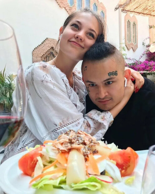Алишер со своей девушкой