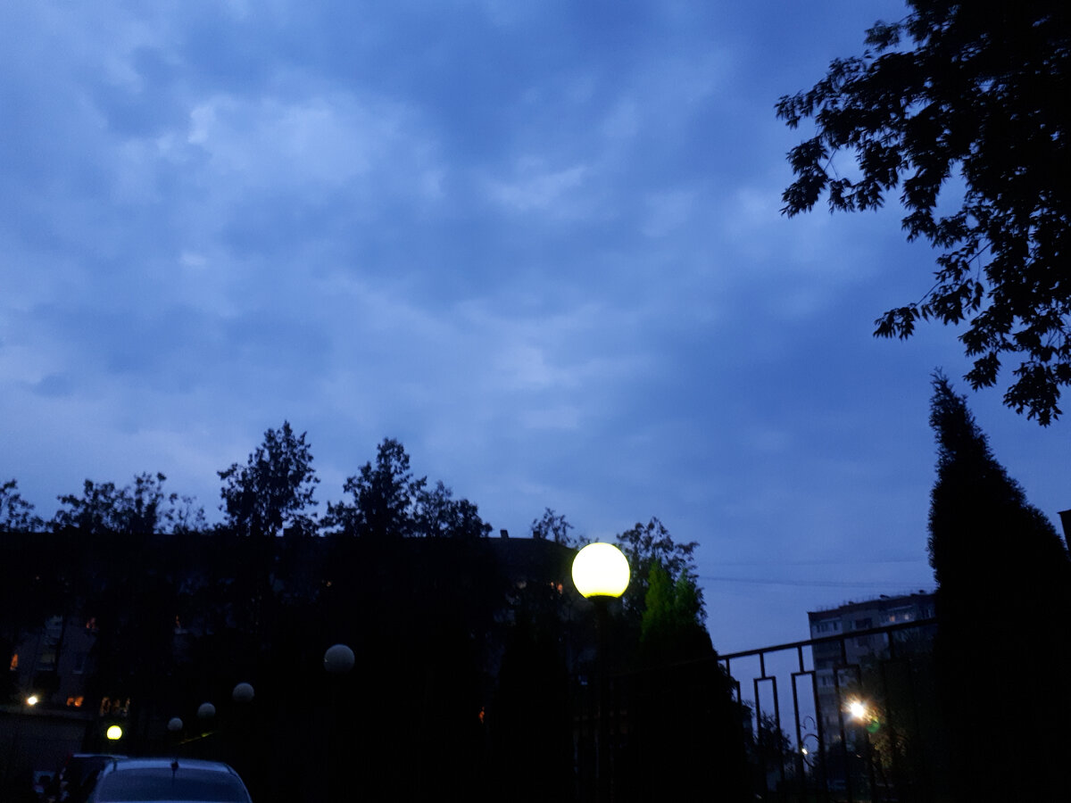 Если взглянуть быстро, не всматриваясь, то кажется правда Упала Луна