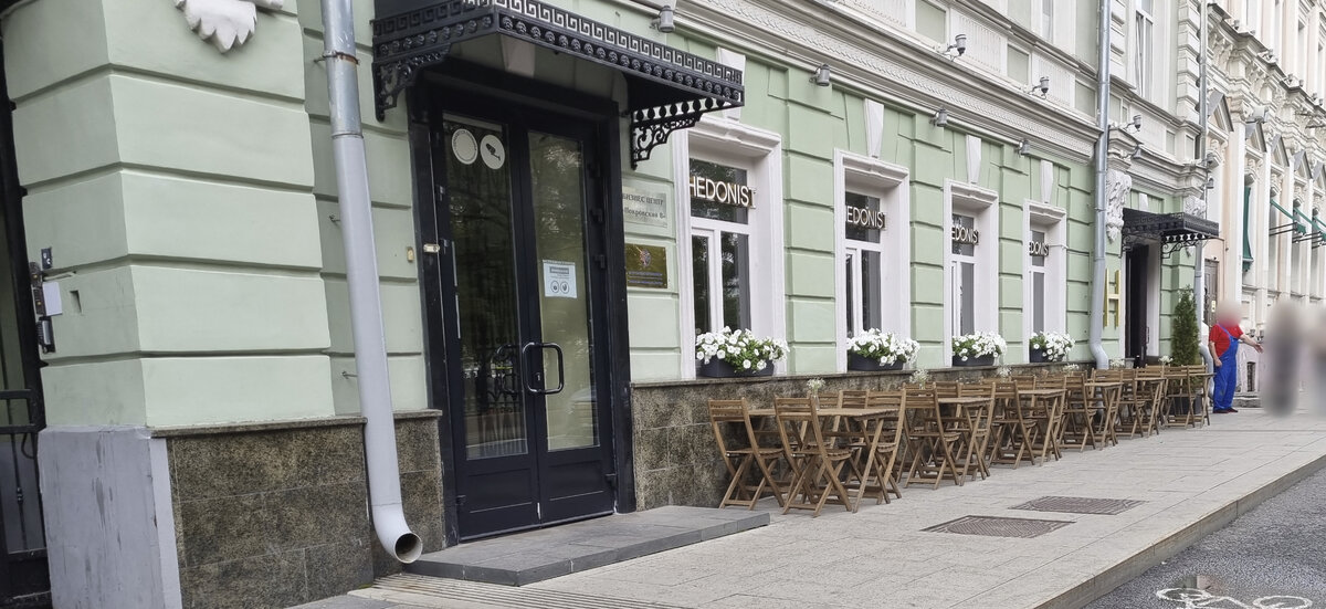  "Hedonist" на  Покровском бульваре, д. 8, стр. 1. У входа Марио и Принцесса.