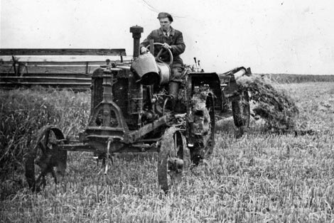 первый трактор на селе. Источник Яндекс картинки.