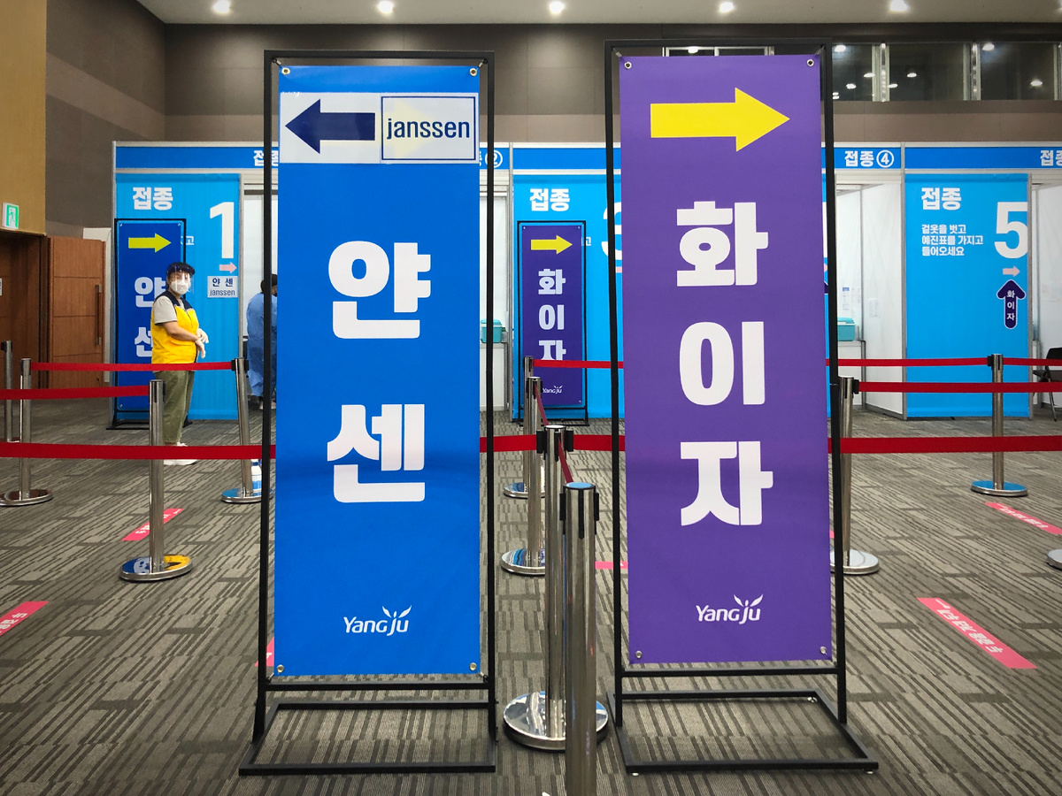 «Янсен» налево, «Пфайзер» направо. Обратите внимание, что «Янсен» обозначен ещё и латиницей. Забота об иностранцах!