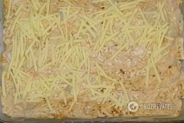 Последний слой блюда - это натертый сыр