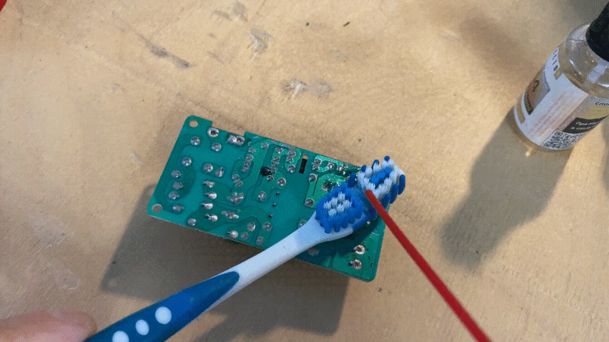 Очищаю плату от канифоли специальным очистителем.