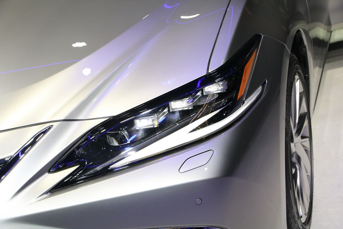 Доступны новые светодиодные фары и дневные ходовые огни в форме стрелок с более четким дизайном, а интеллектуальная система затемнения дальнего света BladeScan Type AHS добавлена ​​к моделям высокого класса.