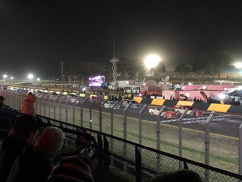 Гонка первой Sydney SuperNight 300 в 2018 году