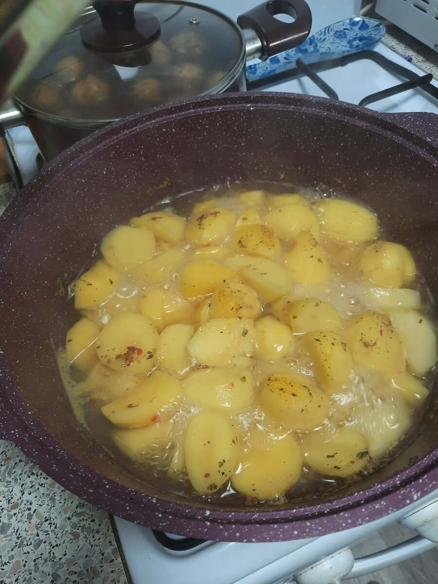 Картошка получается аппетитного оттенка и аромат на всю кухню 