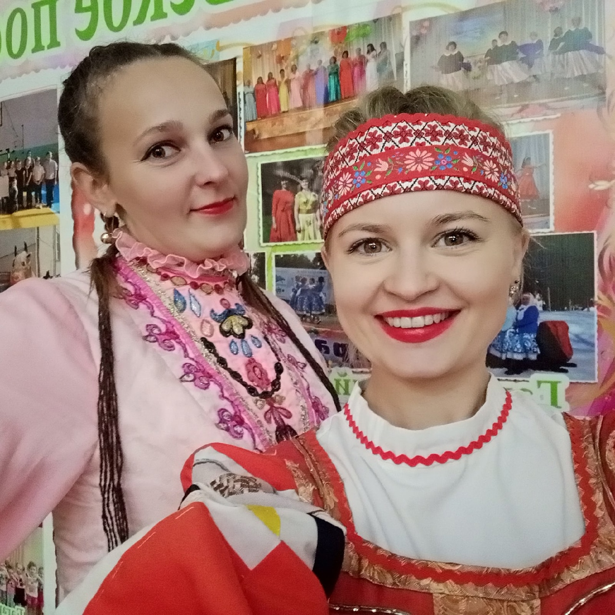 В народных костюмах для национального дефиле