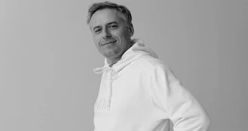 Сергей Ковеленов, основатель бренда "О, май" поставляет по подписке худи, трусы и носки