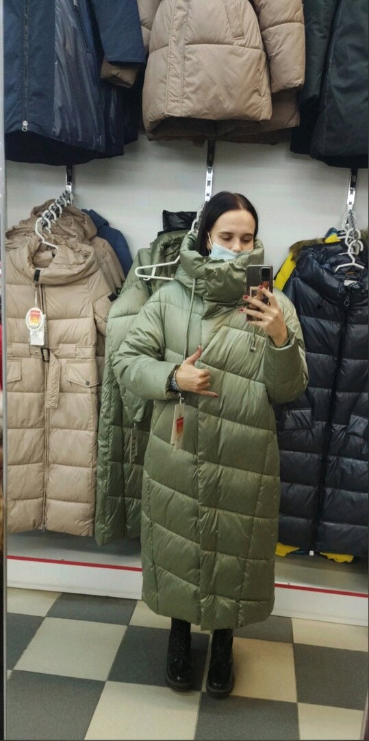 Очень ей понравилось это пальто, но было только на два размера больше. Всё равно померила))