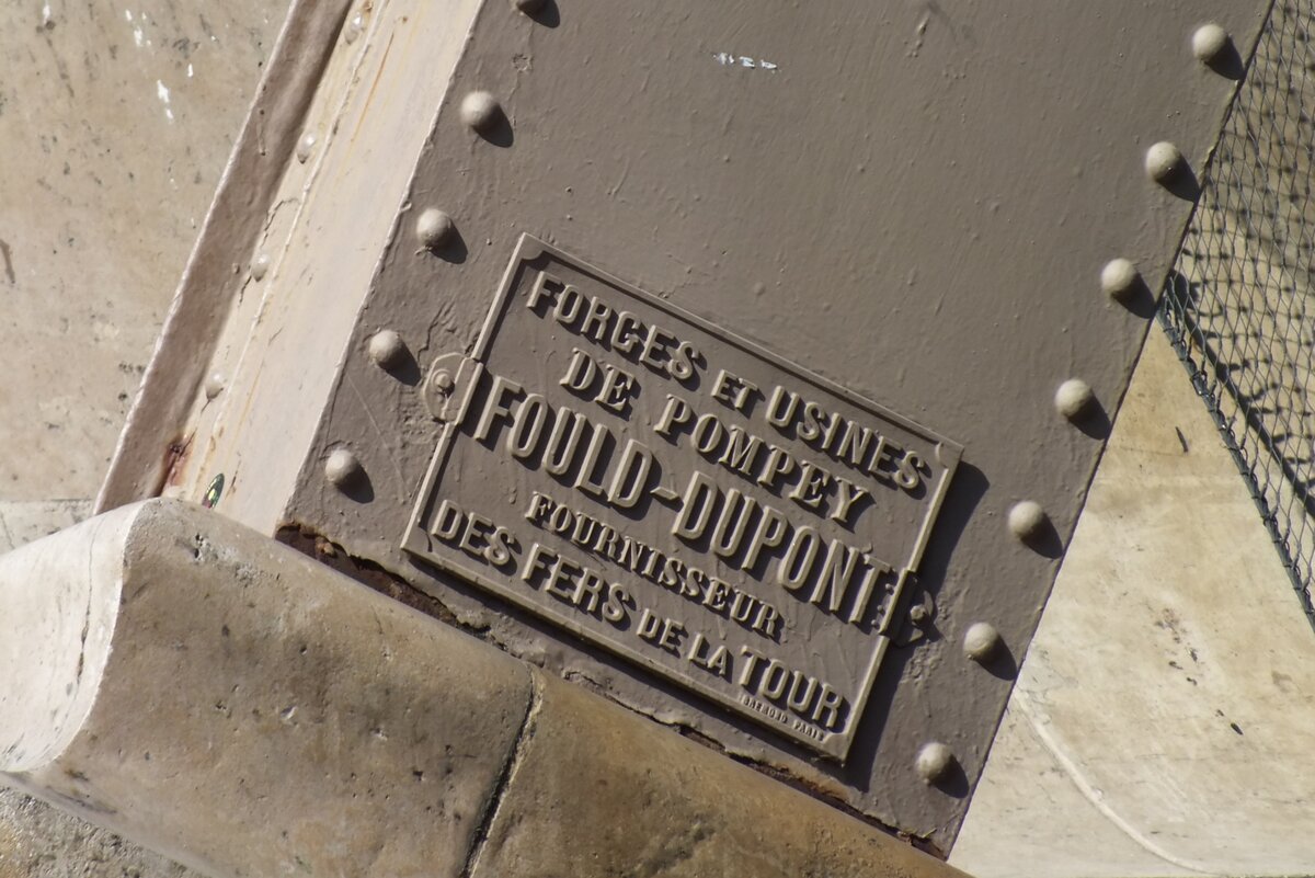 Табличка с фамилией изготовителя металлических конструкций башни. Фото автора.