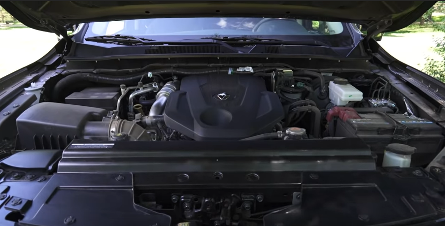 Подкапотное пространство у Renault Alaskan 2021 года, вид спереди.