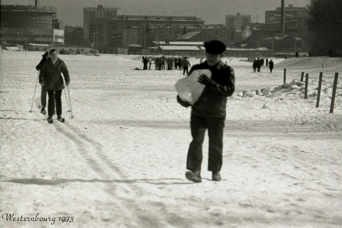 1973 год. Лыжня и моржовая купель (вдалеке) на Измайловском пруду