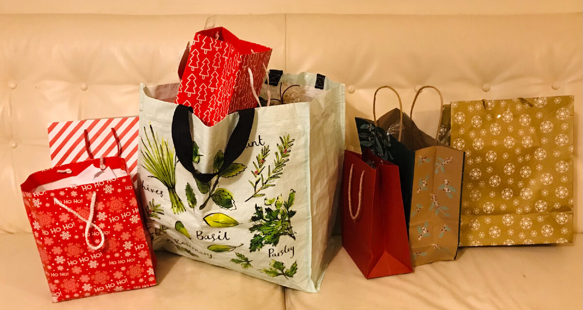 Столько пакетов с подарками принёс мой супруг. Фотография из личного архива. 