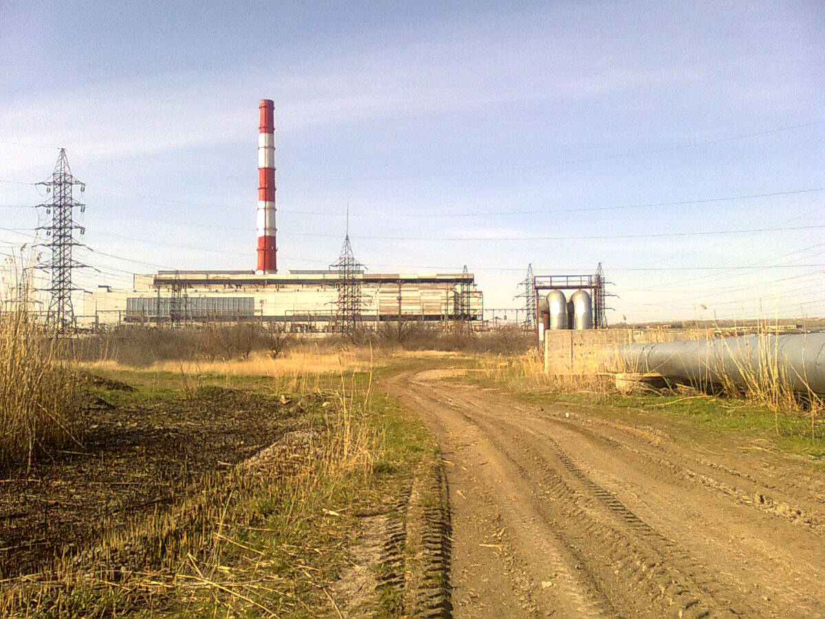 Саратовская ТЭЦ-5, опоры ЛЭП и теплотрасса. (Фото автора).