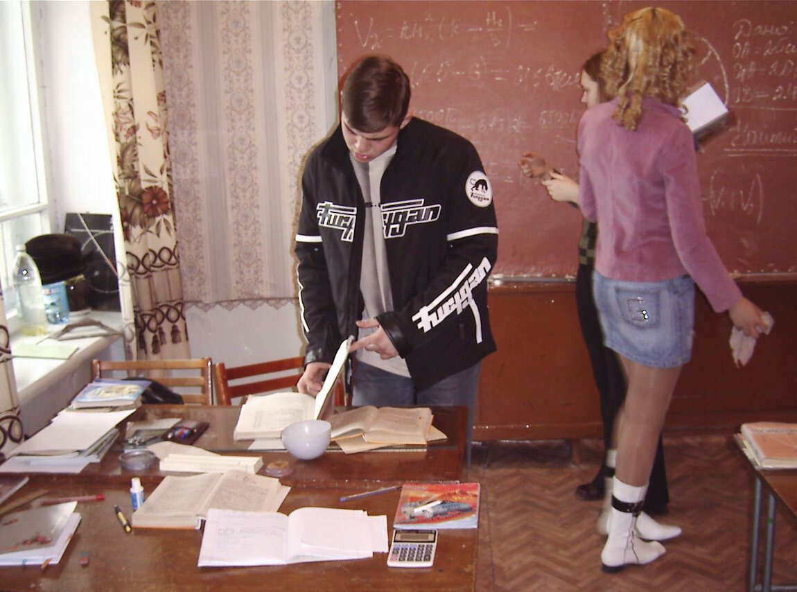 «Дашь списать?», - шептали мы на контрольных. Списывали в основном у ...