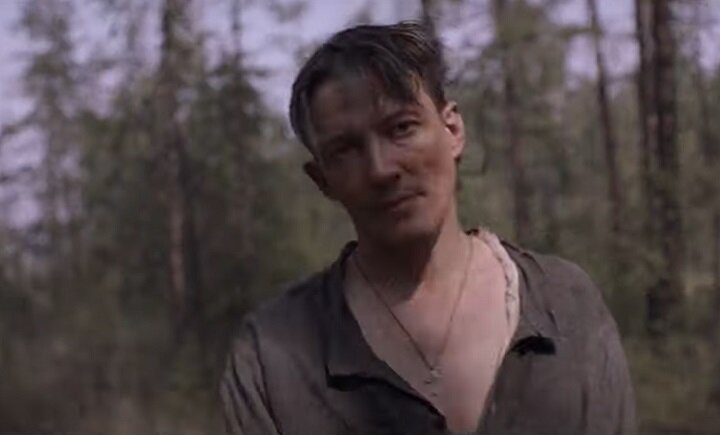 РУССКИЙ КАТОРЖНИК КОСТЯ (СЕРГЕЙ ГИЛЁВ), КАК НАСТОЯЩИЙ КОЛОНИЗАТОР, НАВЁЛ СВОИ ПОРЯДКИ В ДОМЕ ЯКУТОВ. ФИЛЬМ "НУУЧЧА". РЕЖИССЁР ВЛАДИМИР МУНКУЕВ, 2021 Г. СКРИНШОТ КАДРА ВИДЕО / YOUTUBE.COM 