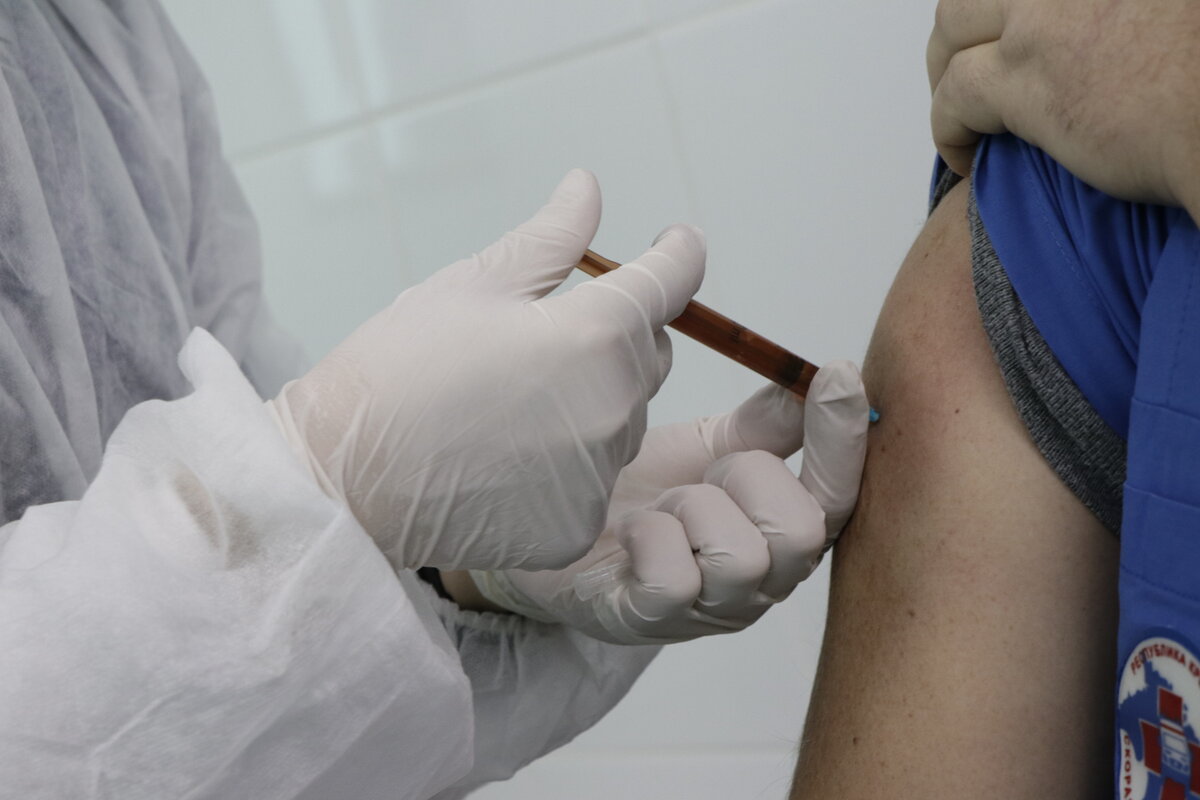 Вакцина помогает избежать тяжёлых  последствий заболевания ковидом (фото: В. Гусев)