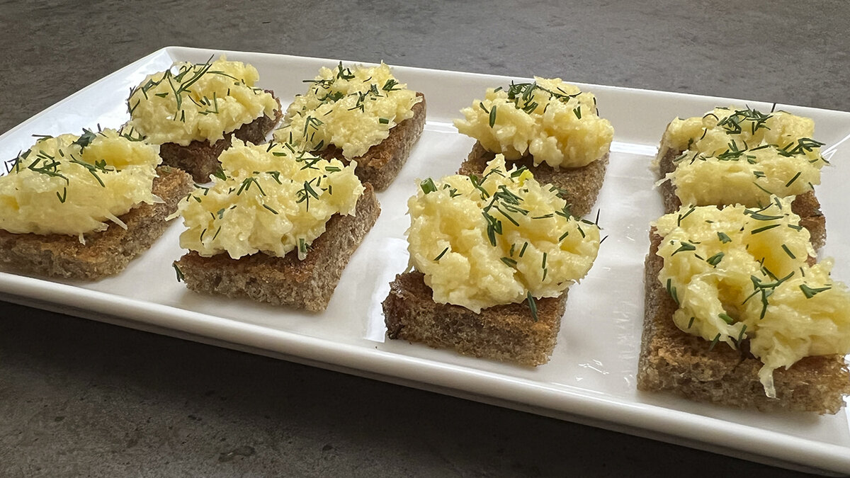 Сухарики с чесноком и сыром по-шотландски