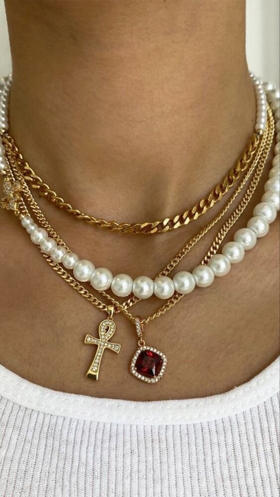 Про подвески я ещё расскажу, но если их соединить с жемчугом и взять побольше цепочек, то будет актуальная история.