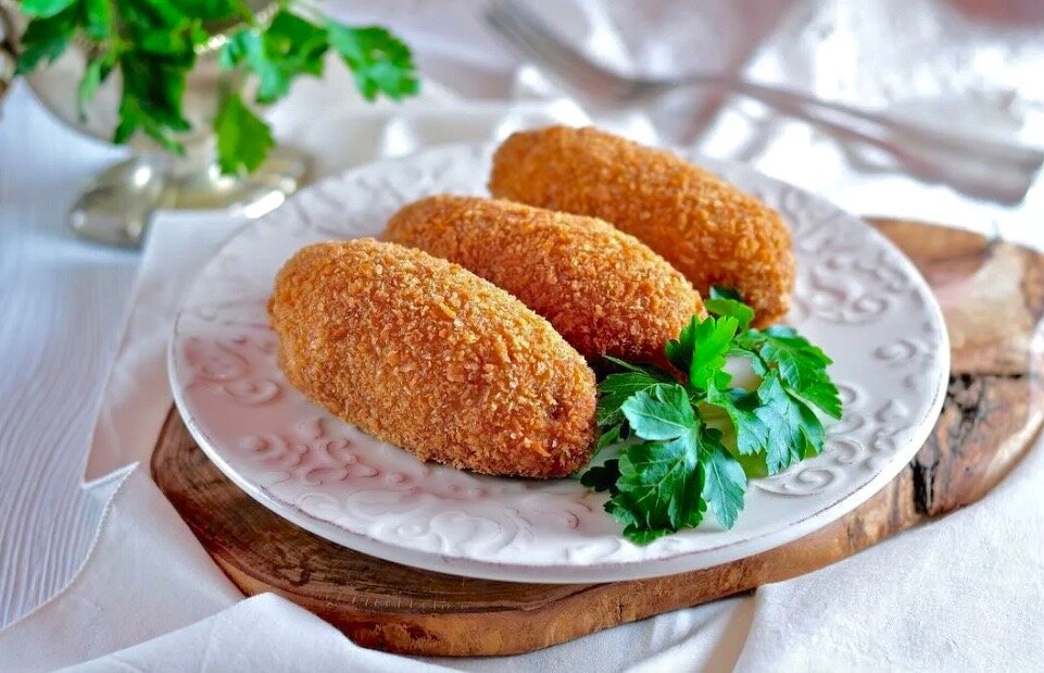 Котлеты из куриного филе с начинкой из печенки.