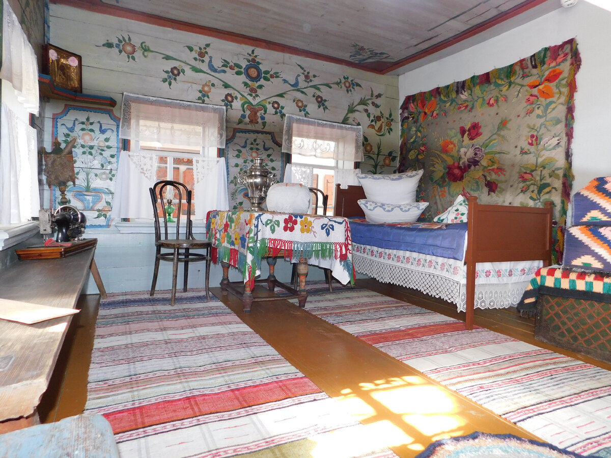 Вот она - прялка: стоит в левом дальнем углу - непременный атрибут сельской жизни. Фото сделано в Нижнесинячихинском музее деревянного зодчества. Фото автора.