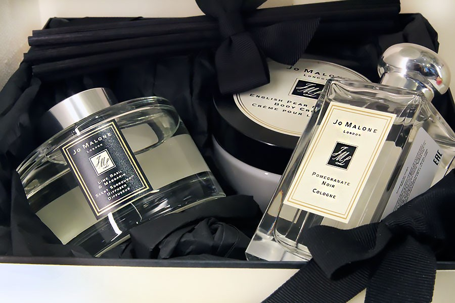 Набор селективной парфюмерии от Jo Malone London. В роскошном наборе одеколон, крем для тела и диффузор. Клиентам предлагается оценить аромат при разных условиях использования