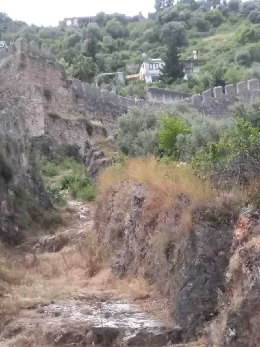 Крепостные стены опоясывают всю гору в несколько витков.