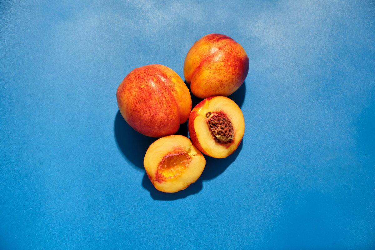 Спелые нектарины.