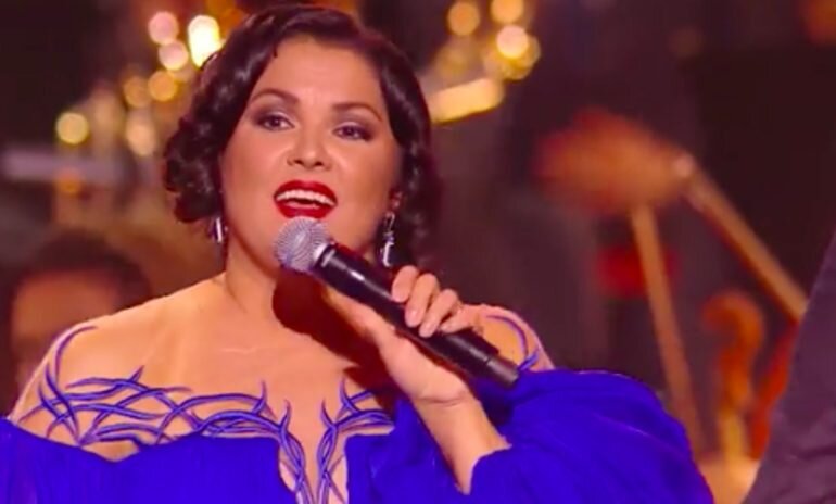 Анна Нетребко. Фото: кадр трансляции юбилейного вечера Анны Нетребко на НТВ 